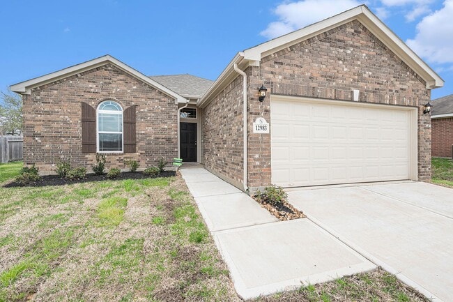 Building Photo - COMING JUNE 2026 LIKE NEW --- Stunning 4 bedroom home In Lake Conroe Hills