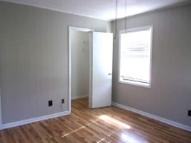 Photo - 1823 India Hook Rd