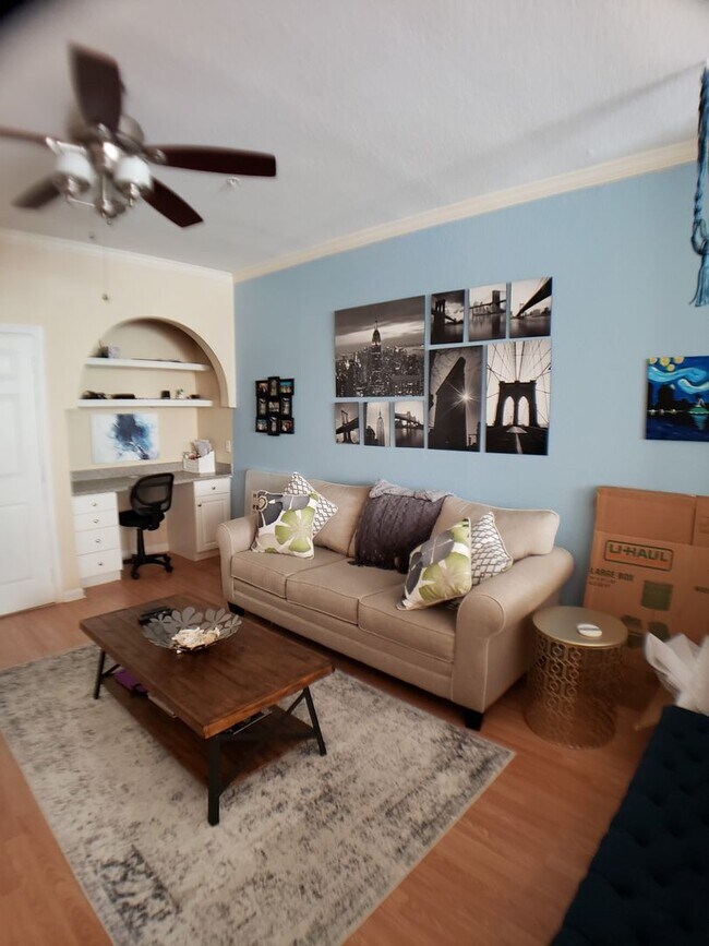 Photo - Great 1/1 unit with wood laminate floors, upgraded appliances and balcony!