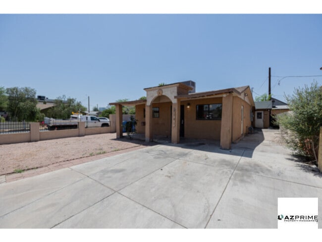 Building Photo - Discover this Charming 2/1 Phoenix Triplex... Rental