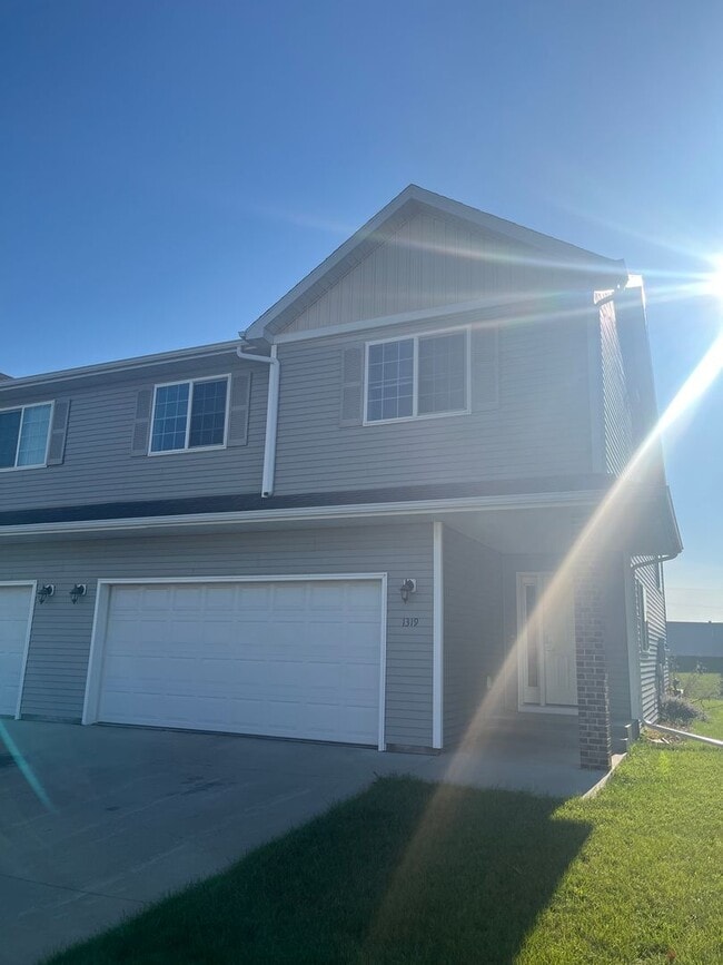 Building Photo - 3 Bed 3 Bath Twin Home