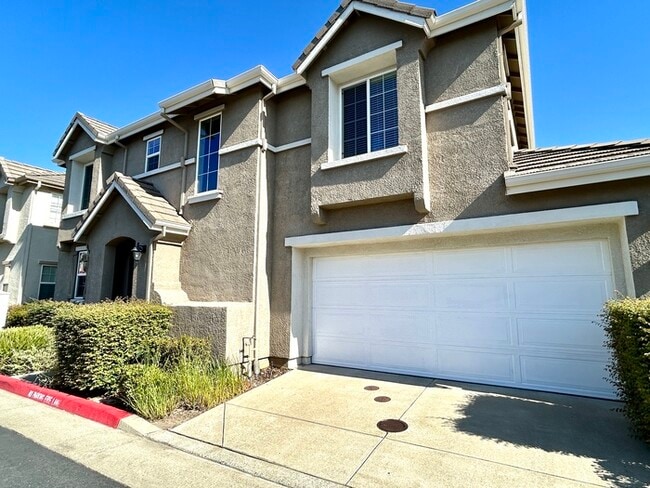 Beautiful 3 Bedroom Located in Roseville Strada Community!