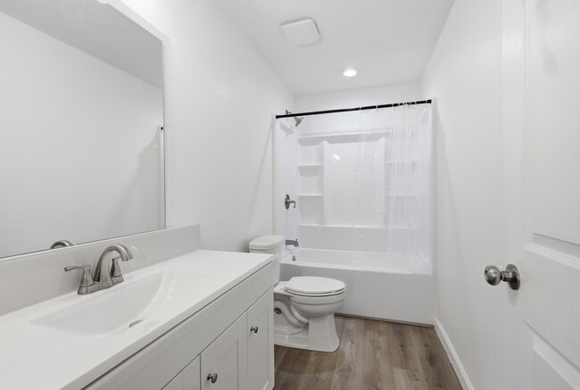 Baño grande, espacioso - 728 S A St Unidad VILLA DE RAMON APARTMENTS