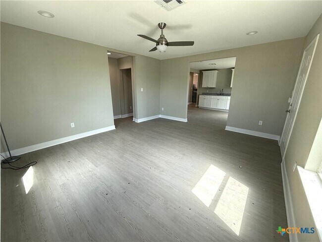 Photo - 1851 Connell St