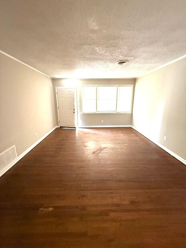 Photo - ** 3 bed 2 bath located in Forrest Hills ** Call 334-366-9198 to schedule a self showing ½ off th...