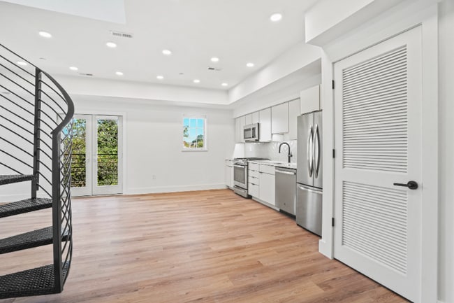 Photo - 716 L St SE Unidad 403