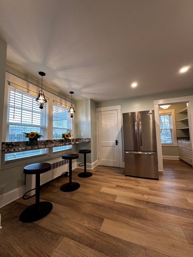 Eat In Kitchen Bar - 20 Marsh Rd House