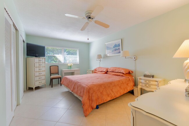 Building Photo - 2102 NE 1st Way Rental