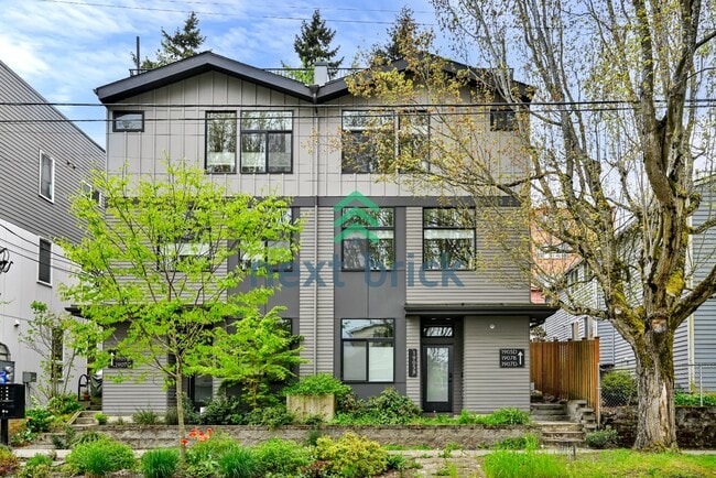 Building Photo - Charming 2-Bed, 2-Bath Townhouse Retreat in Seattle's Vibrant Heart – 1100 Sq Ft of Modern Living!