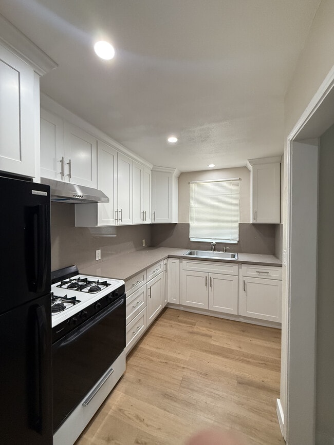 Brand new kitchen w/ quartz counter top