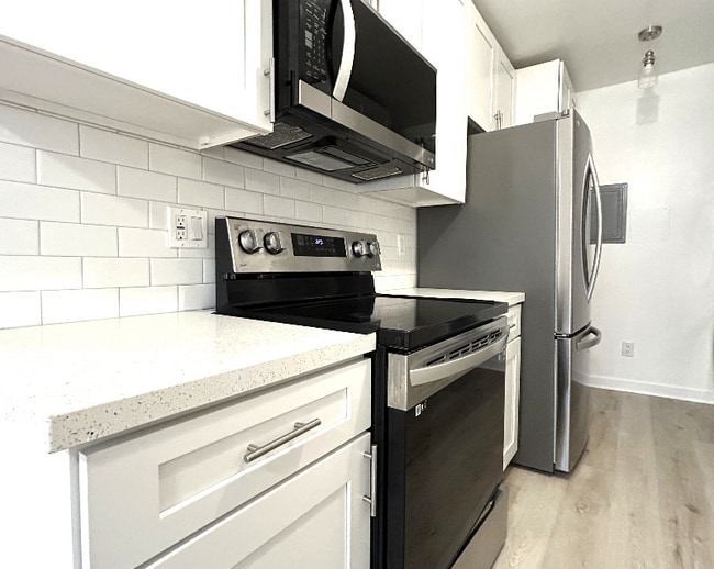 Building Photo - 5335 Yarmouth Ave