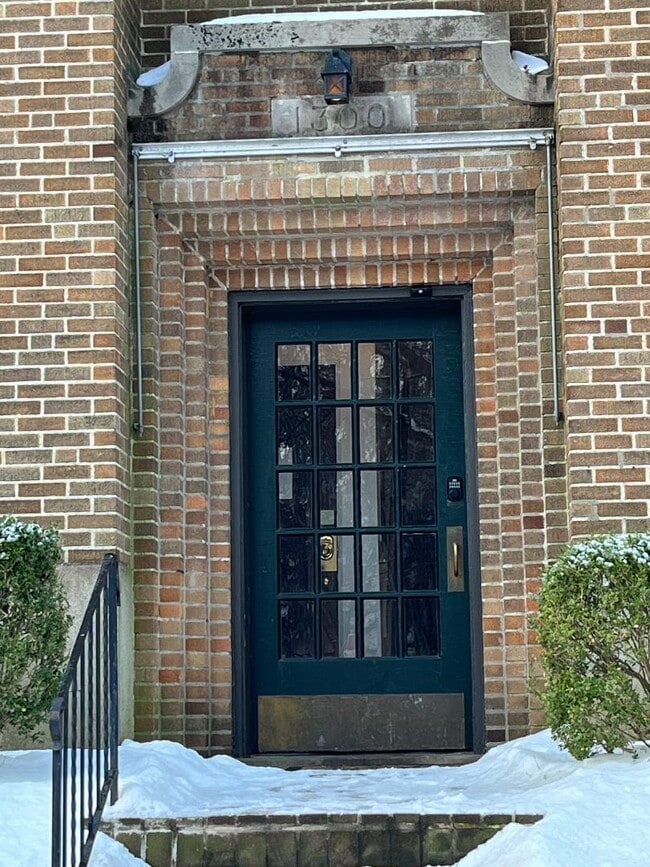 Building Photo - 1300 Everett Ave