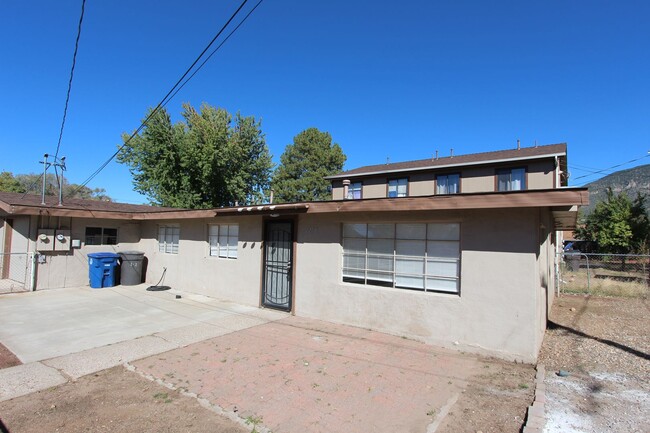 Building Photo - Charming 3-Bedroom Apartment with Garage &...