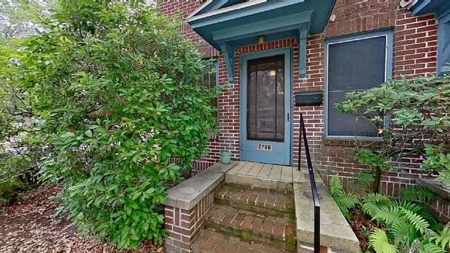 Building Photo - Charming and full of character, this beautifully updated 1-bedroom