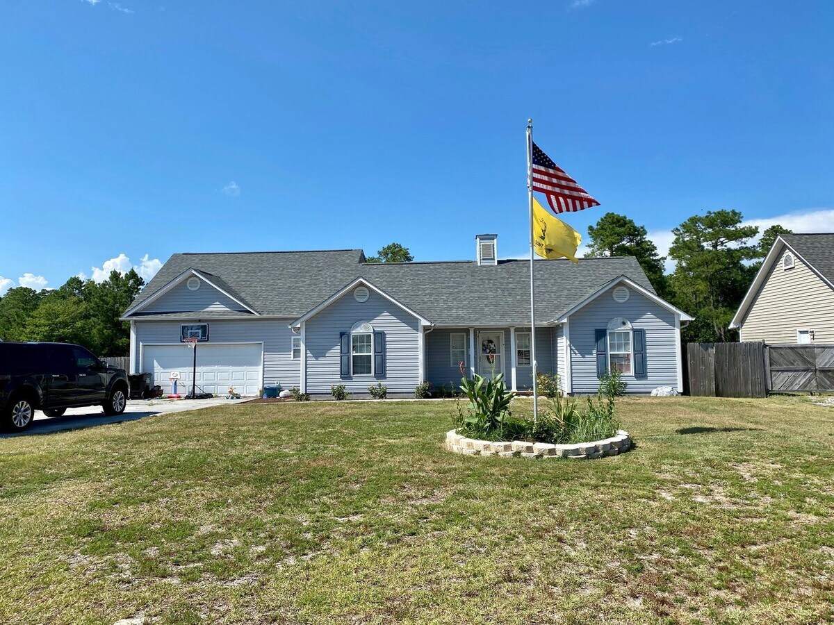 Spacious 3 Bed w/ Bonus Room - Spacious 3 Bed w/ Bonus Room House