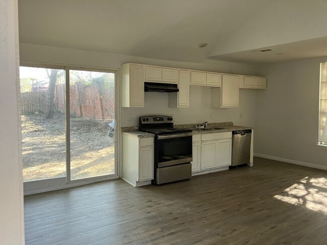 Photo - 2003 Johnson St