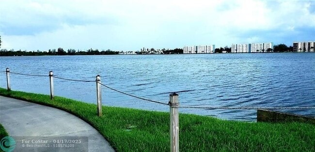 Photo - 114 Lake Emerald Dr Unidad 305