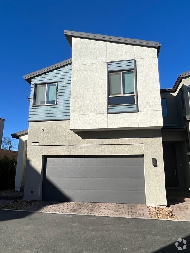 Building Photo - Beautiful 3 Bedroom Townhome in the Southw...