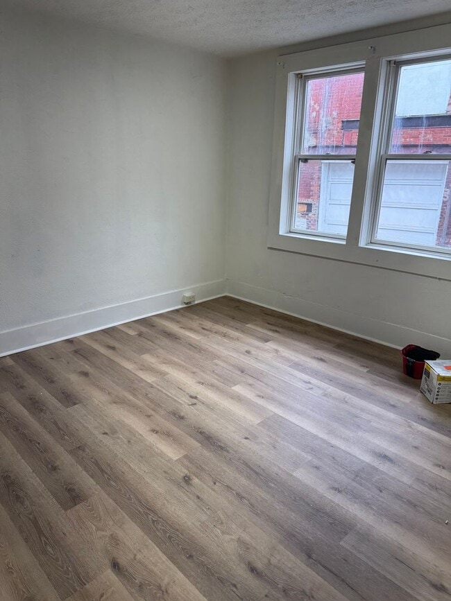 Building Photo - 325-327-327 2nd St Unit 327 2nd Street Rental