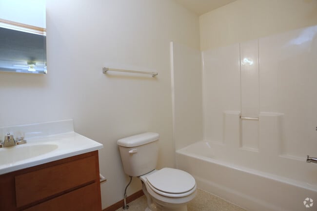 2BR, 2BA - 1,084SF - Second Bathroom - Southern Winds Apartments