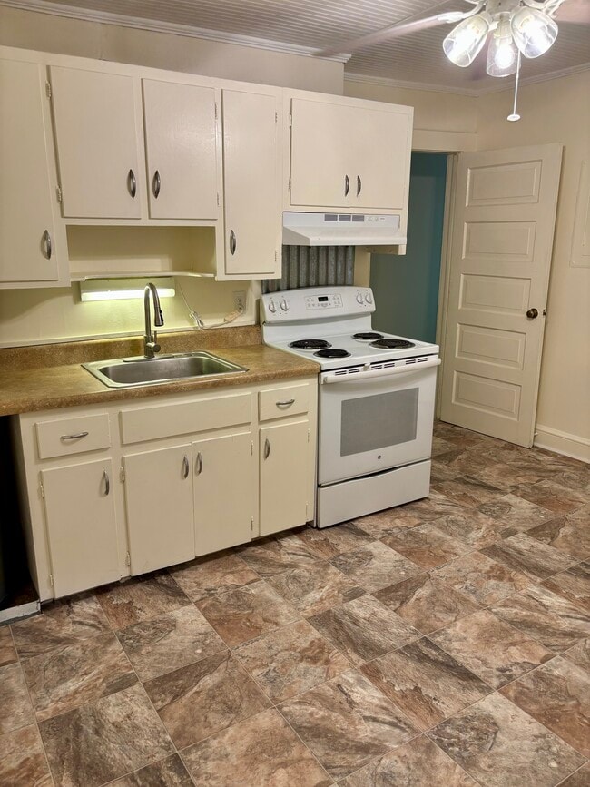 Kitchen - 1017 N Broad St Apartments Unit B