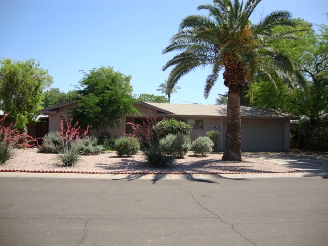 Building Photo - 735 E Granada Dr