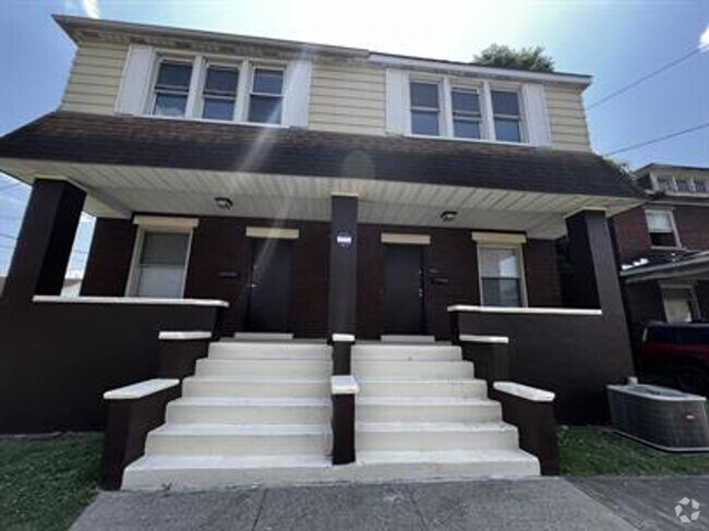 Building Photo - Upgraded 2/1 Townhouse w/ Wood Look Floori...