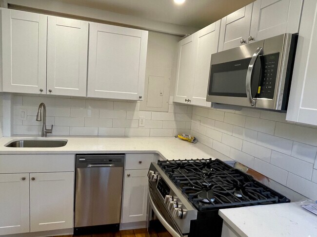 Building Photo - 42 Fayette St Unit 2