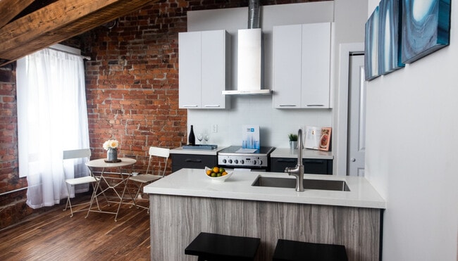 Building Photo - Treble Hall Unit 403