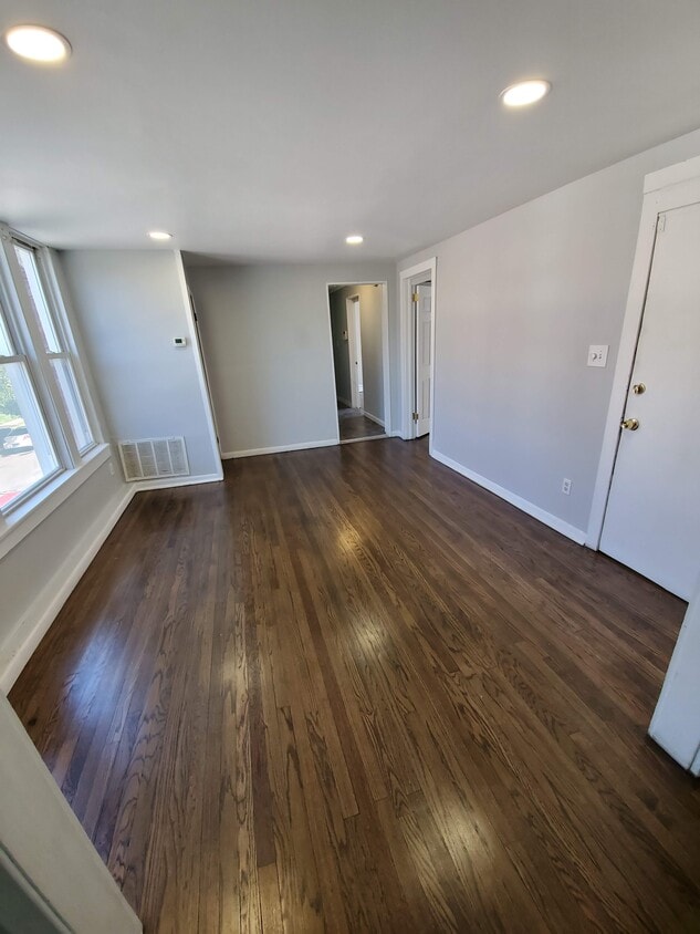 Photo - 2704 E 77th St (Chicago, IL)