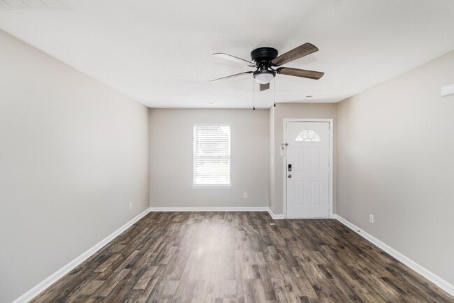 Photo - 113 Daventry Pl