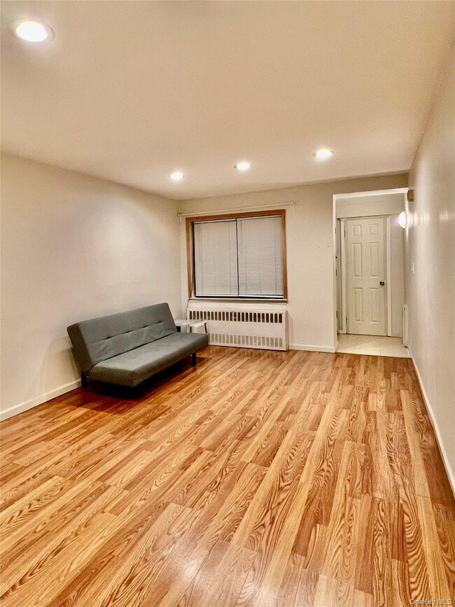 Photo - 25-40-40 77th St