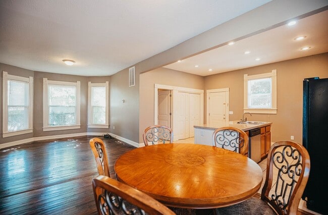 Photo - Stunning 5 bed 2 bath House ** Beautiful U...