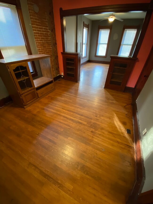 Building Photo - 1122 N 10th St Unit Upstairs