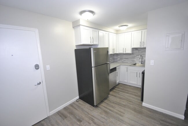 Photo - 728 S Main St