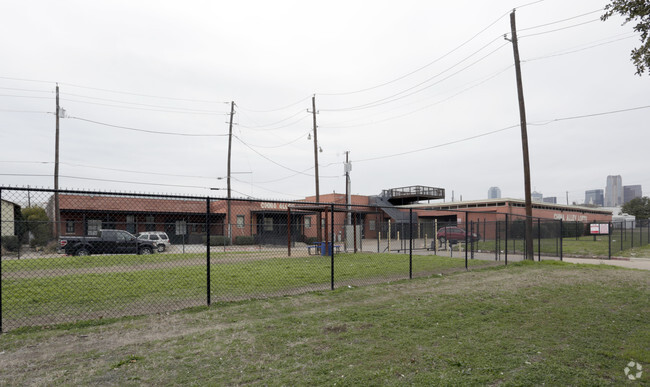 China Alley Lofts For Rent In Dallas Tx Forrent Com [ 387 x 650 Pixel ]