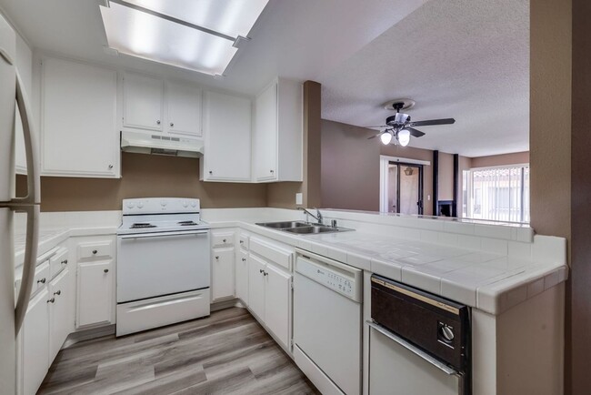 Spacious 2BD/2BA Top-Floor Corner Condo in... - Spacious 2BD/2BA Top-Floor Corner Condo in... Unidad 94