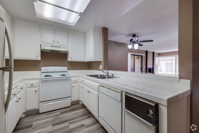 Building Photo - Spacious 2BD/2BA Top-Floor Corner Condo in... Unit 94