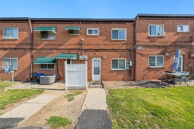 Building Photo - 215 Dalepark Dr Unit 5 Rental