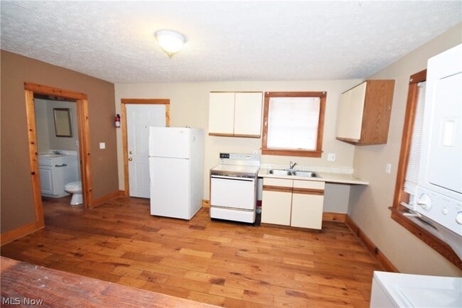 Photo - 668 Sumner St Unidad Down