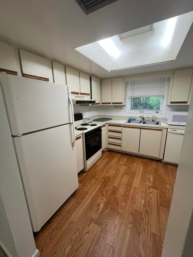 Photo - 658 NE 6th Ct Unit L