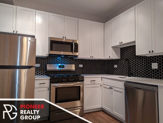 Building Photo - 648 W Wrightwood Ave Unit 109