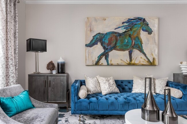 Amplia sala de estar con vista - Oxmoor Apartments