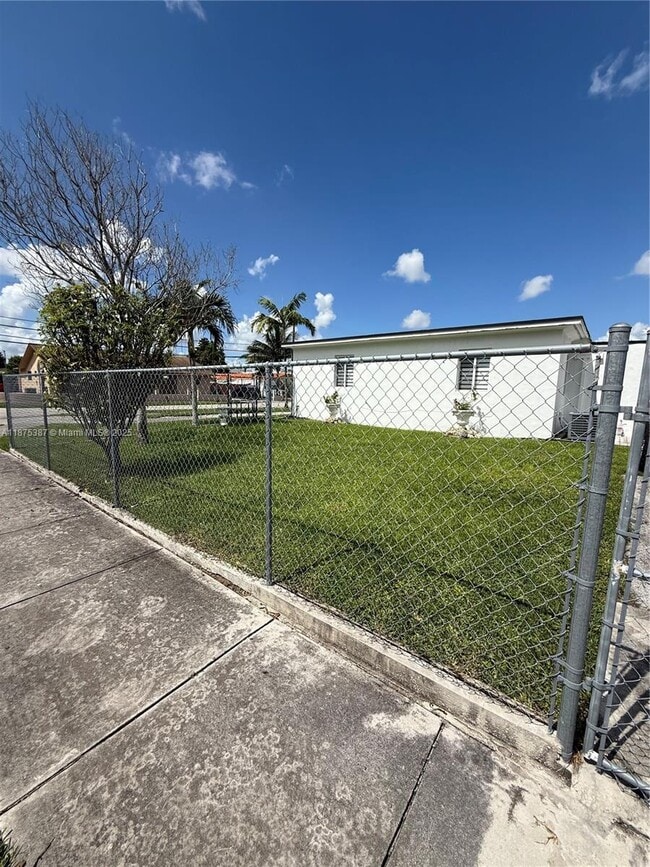 Photo - 2445 SW 90th Ave Unidad 1