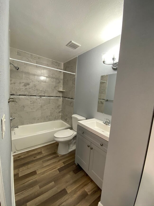 Photo - 1/1 in the Heart of Brandon with a lake view!