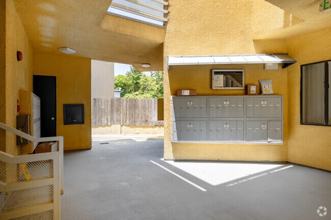 Lobby - 2724 Abbot Kinney Blvd.