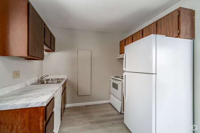 2BR, 1BA - 800SF -