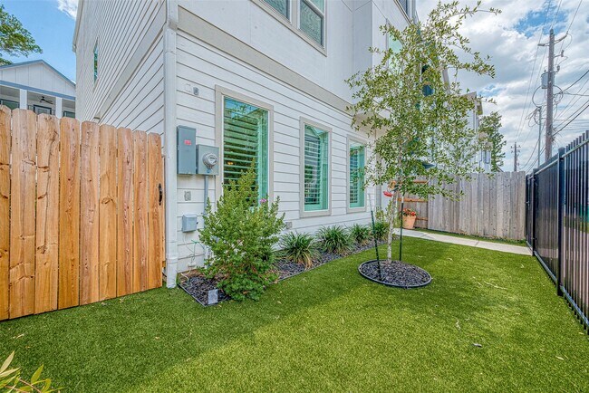 Photo - 909-A W 35th St