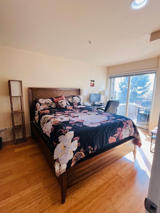 Master bedroom with access to deck - 2312 W Boston St Unit 301