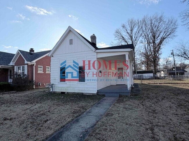 Building Photo - Three Bedroom House | Large Backyard